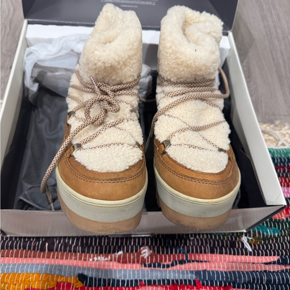 Cougar platform shearling snow boot